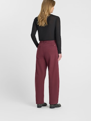 Barrel Pantalon chino Le Temps Des Cerises en rouge : derrière