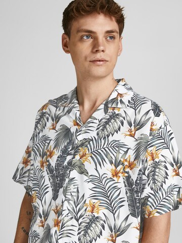 JACK & JONES Comfort Fit Skjorta 'Tropic Resort' i vit