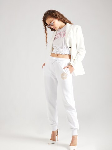 Tapered Pantaloni de la Versace Jeans Couture pe alb
