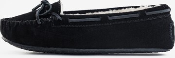 Pantoufle 'Cally' Minnetonka en noir : devant