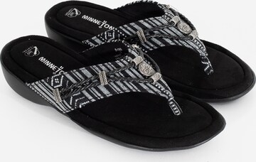 Minnetonka - Sandalias de dedo 'Silverthorne360' en negro