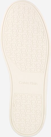 Calvin Klein حذاء رياضي بلا رقبة بلون أبيض