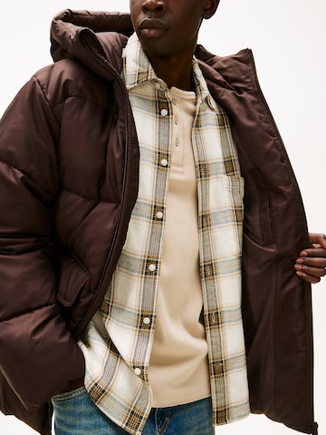 Tommy Jeans Jacke in Braun