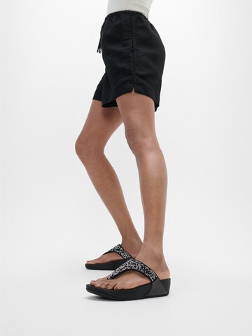 FitFlop T-Bar Sandals in Black