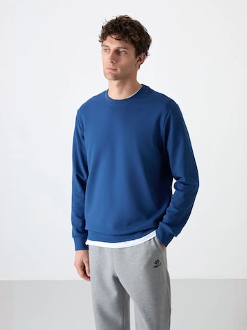 Tommy Life Sweatshirt in Blue: front