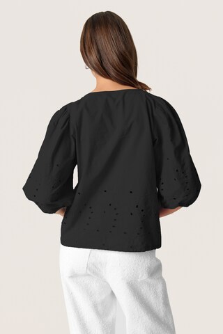 SOAKED IN LUXURY Blouse in Zwart