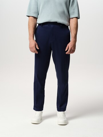 ABOUT YOU x Jaime Lorente Regular Trousers with creases 'Rico' in Blue: front