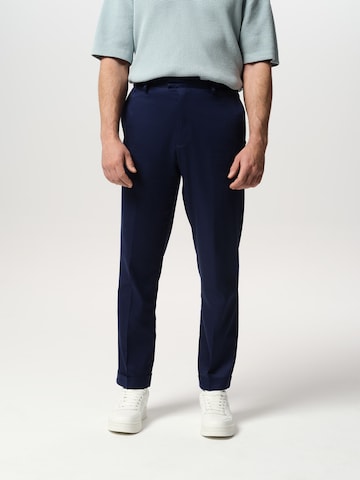 ABOUT YOU x Jaime Lorente Regular Pleated Pants 'Rico' in Blue: front
