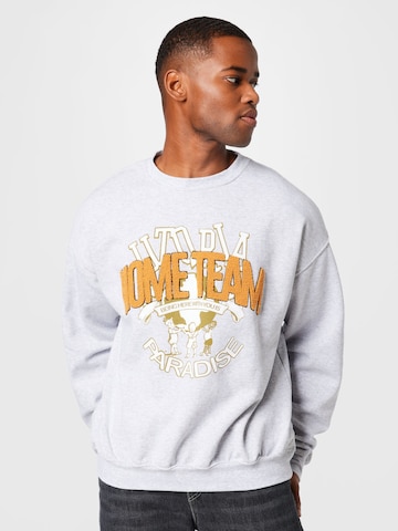 BDG Urban Outfitters Sweatshirt 'HOME TEAM' in Grijs: voorkant