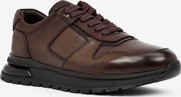 Baskets basses Derimod en marron : devant