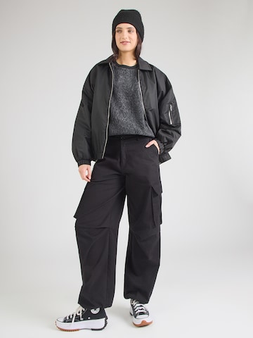 CONVERSE - Pullover 'Gift Giving Sneaker' em cinzento