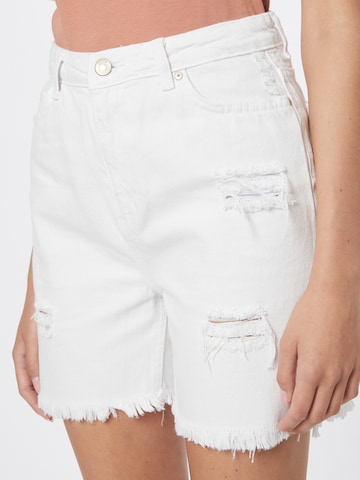 Trendyol Regular Shorts in Weiß