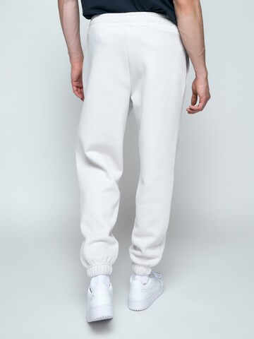 Bless my Demons exclusive for ABOUT YOU - Tapered Pantalón 'STRATUS' en blanco: atrás