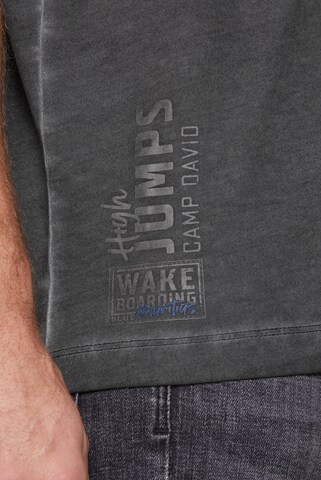 CAMP DAVID Muskelshirt Oil Dyed mit Label Prints in Schwarz