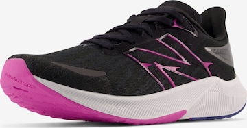 Chaussure de course new balance en noir : devant