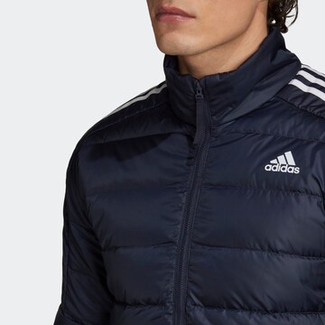 mėlyna ADIDAS SPORTSWEAR Laisvalaikio striukė 'Essentials Down'