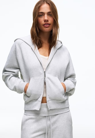 Bershka Collegetakki värissä harmaa: etupuoli