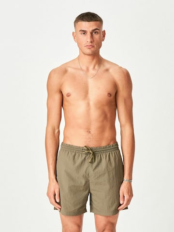 Shorts de bain ' Premium Badeshorts ' TEESHOPPEN en vert : devant