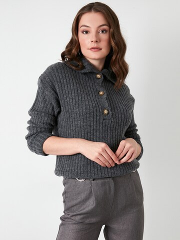 LELA Pullover in Grau