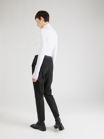 Tapered Pantaloni con piega frontale di COMMA in nero