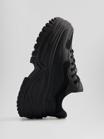 Sneaker bassa di Bershka in nero