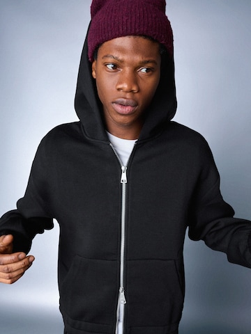 Bershka Tepláková bunda - Čierna