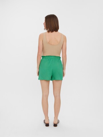 VERO MODA Normalny krój Spodnie 'NATALI' w kolorze zielony