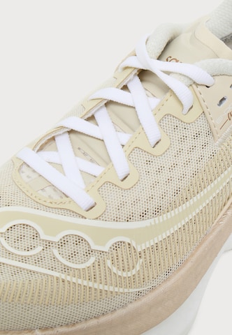 Chaussure de course 'ENDORPHIN AZURA' saucony en beige