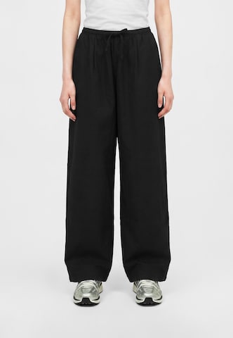 Nike Sportswear Bő szár Élére vasalt nadrágok - fekete: elől