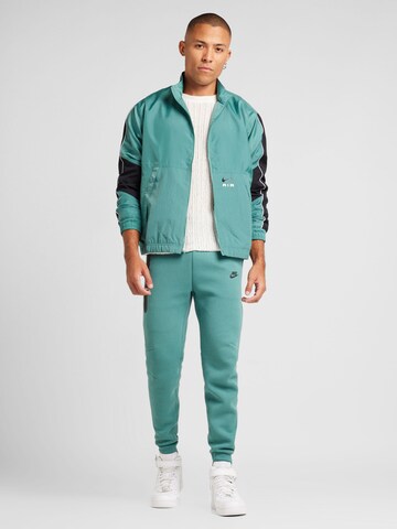 Tapered Pantaloni 'Tech Fleece' de la Nike Sportswear pe verde