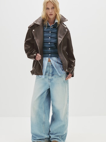 Geacă de primăvară-toamnă de la Pull&Bear pe maro: față