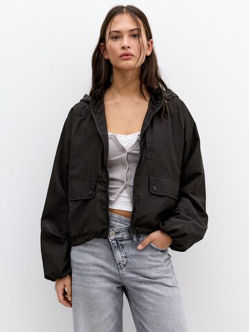 Geacă de primăvară-toamnă de la Pull&Bear pe negru: față