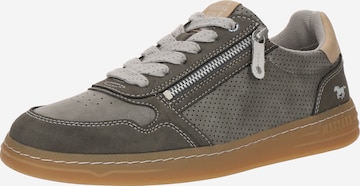 Baskets basses MUSTANG en gris : devant