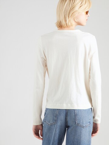 Tricou de la GAP pe alb