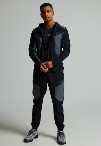 MONTERRAIN Tapered Hose in Schwarz
