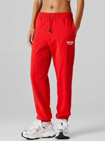 Red Bull Racing x Pepe Jeans Regular Broek in Rood: voorkant