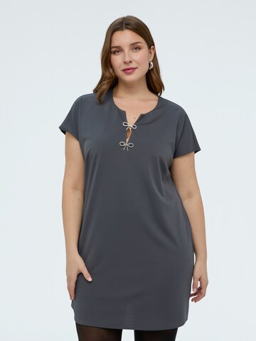 Fiorella Rubino - Vestido en gris: frente