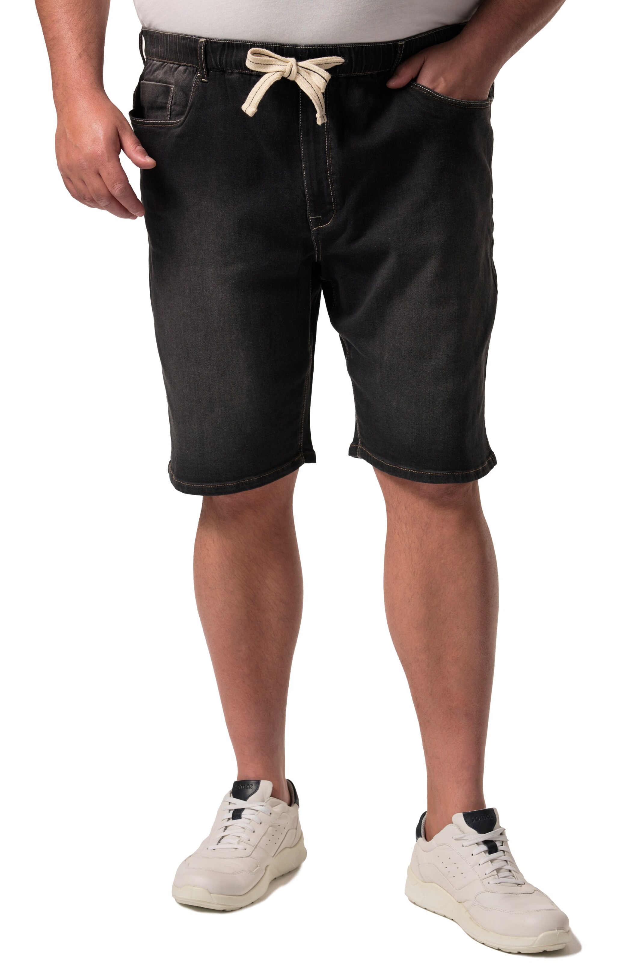 Men Plus Regular Jeans in Black: front