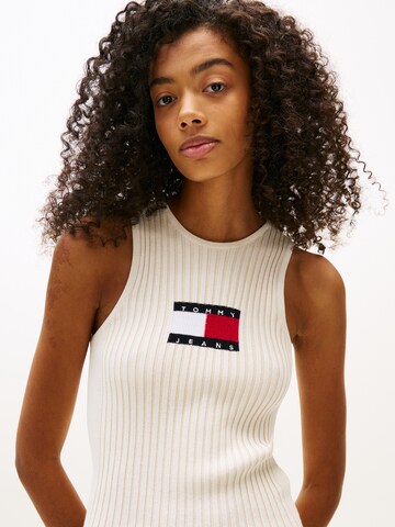 Tommy Jeans Трикотажное платье в Белый