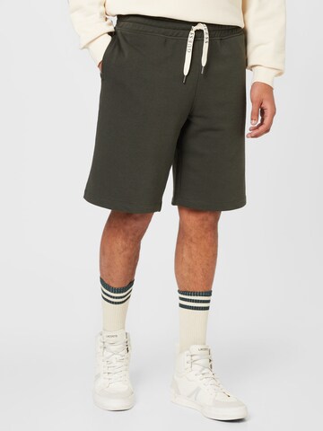 GUESS Regular Shorts 'CLOVIS' in Grün: predná strana