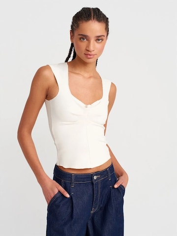 Dilvin - Blusa em branco: frente