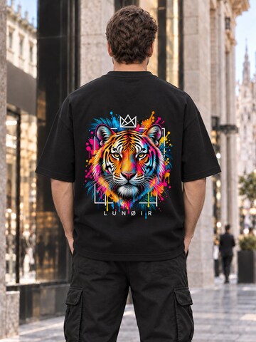 LUNØIR Studio Póló 'Tropical Riot – Wild Crown Tiger' - fekete
