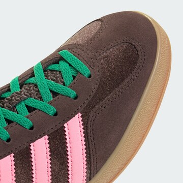 ADIDAS ORIGINALS Trampki niskie 'Gazelle' w kolorze brązowy