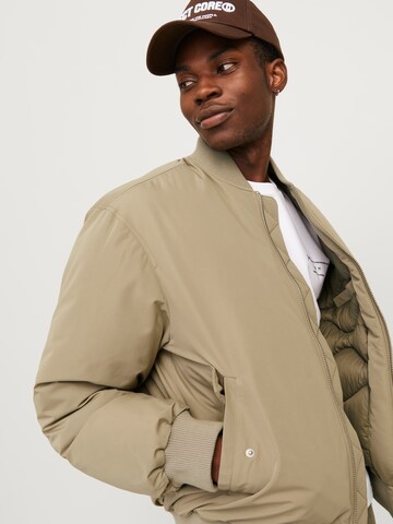 JACK & JONES Välikausitakki 'JCOKinetic' värissä harmaa