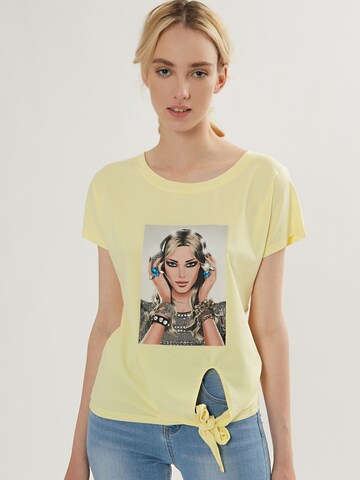 Influencer Shirt in Yellow: front
