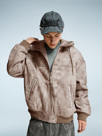 Veste mi-saison Bershka en marron : devant