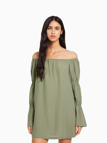 Rochie de la Bershka pe verde: față