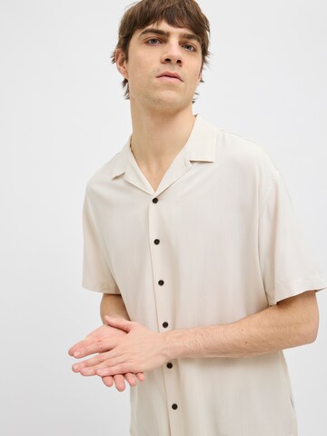 JJ Rebel - Ajuste confortable Camisa 'JREBWATER' en beige