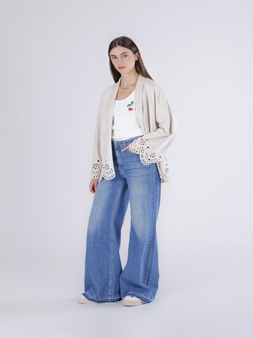 CAFè NOIR Kimono in White: front