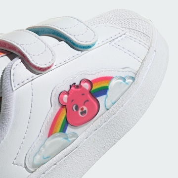 ADIDAS ORIGINALS - Zapatillas deportivas 'Care Bears Superstar' en blanco
